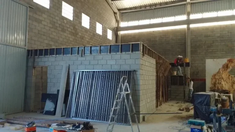 Imagem Galpão Industrial de Alto Padrão para Locação no Bairro Eden, Sorocaba-SP: 1 Sala, 2 Banheiros, 4 Vagas de Garagem, 1.500m².