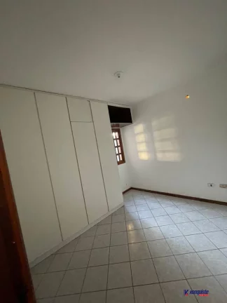 Imagem VENDO CASA EM CONDOMINIO