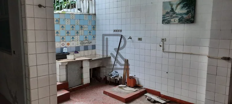 Imagem Oportunidade Imperdível: Casa Antiga em Localização Estratégica com Potencial Comercial!