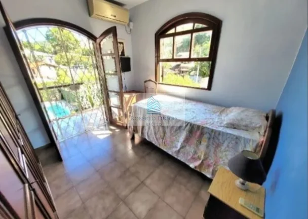 Imagem Casa de Luxo à Venda em Maria Paula, Niterói-RJ: 4 Quartos, 1 Suíte, 2 Salas, 3 Banheiros, 3 Vagas de Garagem