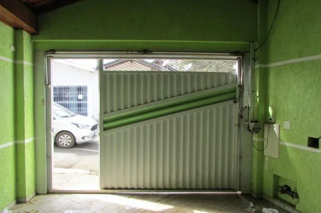 Imagem Casa com 01 vaga, portão eletrônico, sala, cozinha com gabinete e armários, área de serv. cobert...