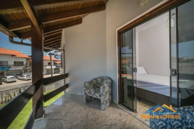 Imagem Sobrado com Piscina e 5 quartos