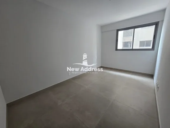 Imagem 2 quartos com suíte em prédio novo e acabamento moderno. Localização excelente, próximo à praia e comércio.