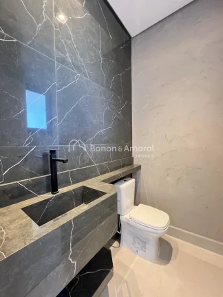 Imagem Encante-se com esta charmosa casa térrea, localizada em um dos condomínios mais tranquilos e bem l...