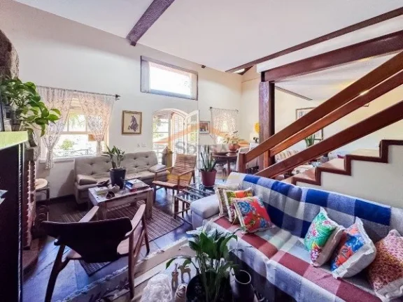 Imagem Casa com 330m² de área construída e terreno de 1.050m². Possui 4 dormitórios, sendo 2 suítes, ...
