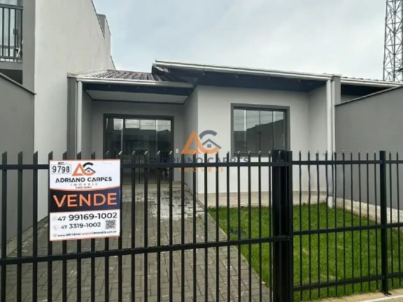 Casa Geminada - 2 dormitórios, sendo 1 suíte e uma vaga de garagem. Localizado no bairro Itajuba - Barra Velha - Adriano Carpes Imóveis vende