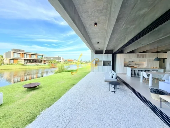 Imagem Casa contemporânea no condomínio Sense beira lago