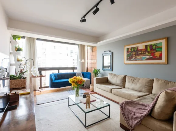 Imagem Imperdível oportunidade! Apartamento de 3 quartos com suíte, sala ampla e 3 vagas na garagem em Moema, SP. Confira!