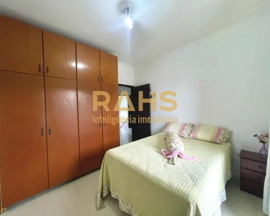 Imagem Ótimo sobrado averbado localizado no Saguaçu, com amplo espaço de fundos, com churrasqueira, pisc...