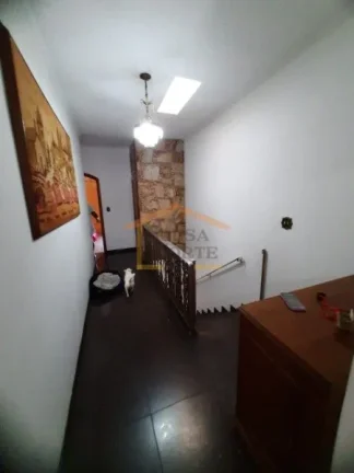 Imagem Sobrado com 208m². O imóvel possui 4 dormitórios, todos mobiliados, sendo 3 suítes, além de sac...