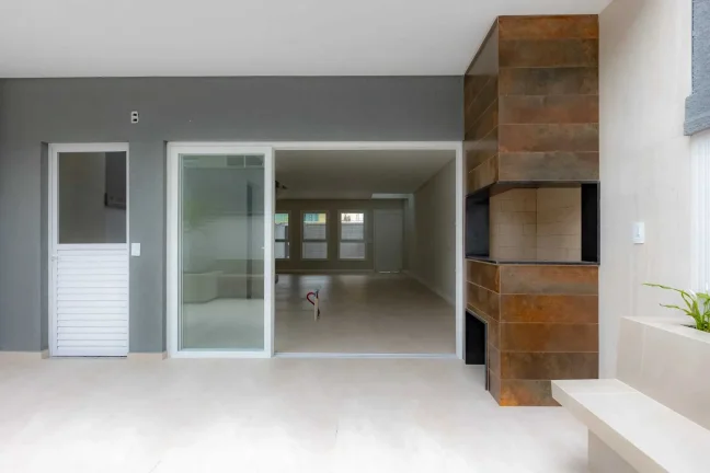 Imagem Sobrado Geminado, novo! Com 4 suítes e 2 vagas de garagem no Centro de Balneário Camboriú
