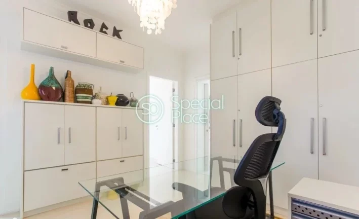 Imagem Apartamento no Morumbi, com 04 suítes, 06 banheiros e 04 vagas. O condomínio dispõe de Piscina, A...