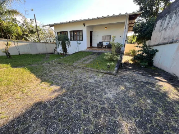 Imagem Casa ampla com 2 edículas e salão de festas perto da praia
