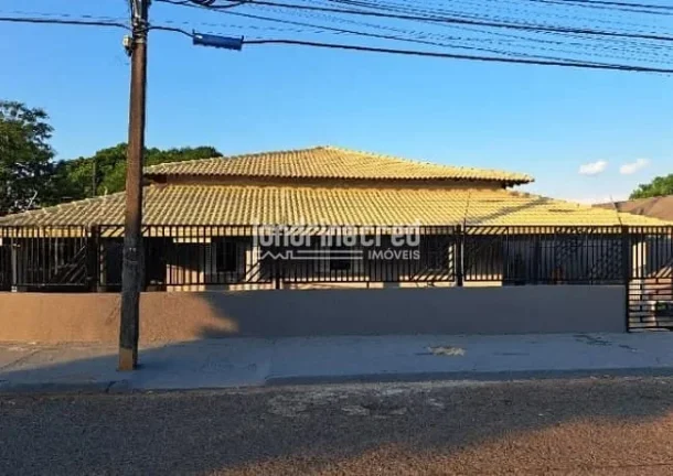 Imagem Casa de Esquina no Conjunto Alexandre Urbanas, Zona Leste de Londrina: 3 quartos, suíte, garagem para 2 carros e excelente localização próxima a comércios!