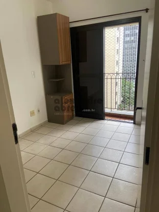 Imagem Apartamento em andar alto com piso em cerâmica branca, varanda na sala de estar e no dormitório, b...