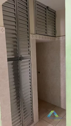 Imagem Sobrado Padrão com 100m² com 3 dorms, 1 vaga coberta, quintal em localização privilegiada no Sacomã/Zsul