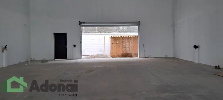 GALPÃO INDUSTRIAL - Área de 500m² com 362,50m² de área construída.
