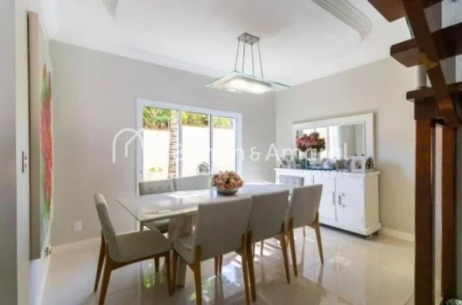 Imagem Casa estilo sobrado com linda vista da varanda, 263m² de área construída, muito bem distribuída ...