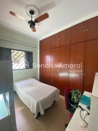 Imagem Imóvel versátil, com construção sólida, ideal para residência ou comércio. 
A casa possui uma...