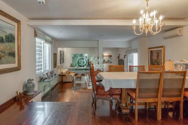 Imagem Essa casa possui cinco dormitórios, sendo quatro suítes, hall, lavabo, sala de jantar, sala de TV ...