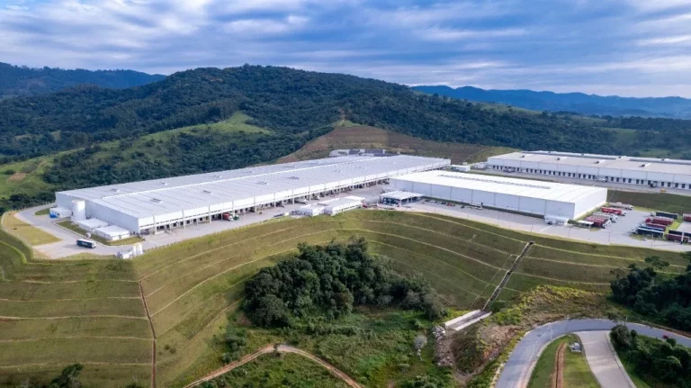 Imagem Galpão logístico Comercial para Locação em Extrema-MG: Centro, 12 Vagas, 2.929,21 m² de Área.