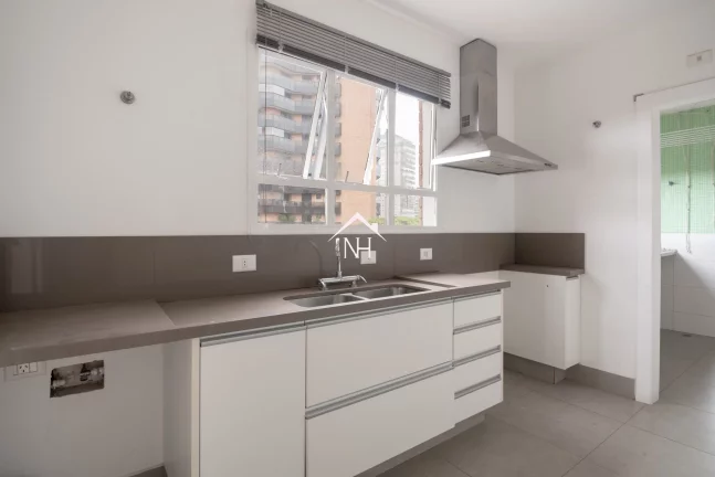 Imagem Apartamento de 260m ao lado do Parque Ibirapuera, com 4 dormitórios (2 suítes), varanda, 3 vagas com depósito, piscina, quadra, churrasqueira, sauna