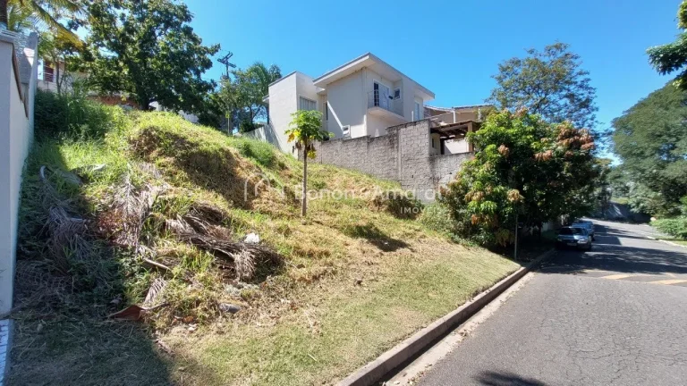 Este terreno, de 300 m², está localizado na parte mais baixa do condomínio e conta com uma topogr...