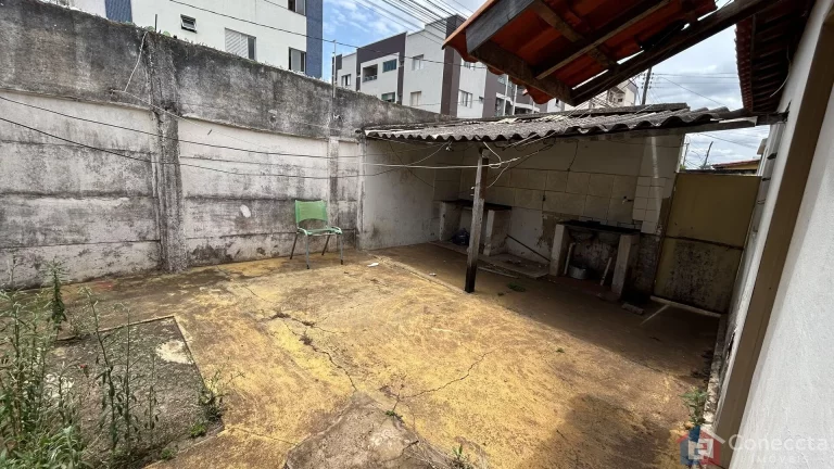 Imagem Terreno de esquina com casa antiga à venda no Bairro São Francisco — Excelente localização em Patos de Minas