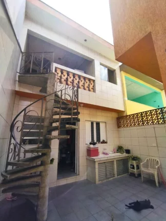 Imagem Sobrado de 3 quartos no Jardim Las Vegas, Santo André-SP: 2 banheiros, 2 vagas de garagem, 156m² de área!
