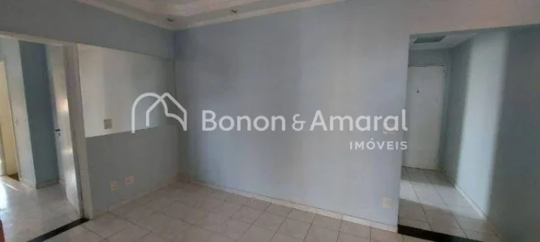 Imagem Apartamento com três quartos, incluindo uma suíte com elegantes armários embutidos. Uma ampla sal...