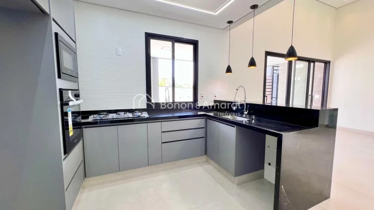 Imagem Apresentamos uma belíssima casa de luxo localizada no exclusivo Condomínio Portal do Jequitibá, e...