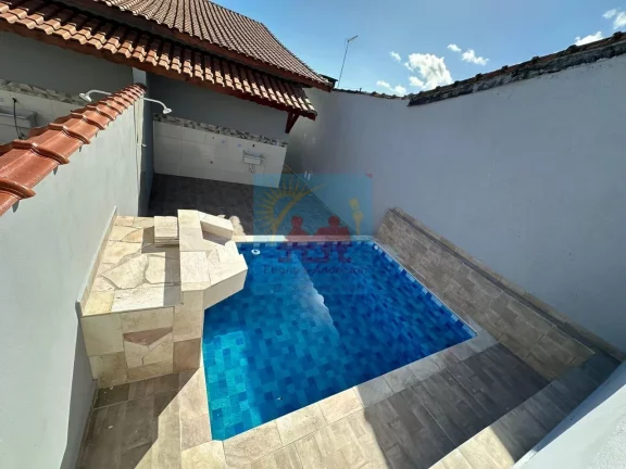 Imagem Casa à 900 metros da Praia da Plataforma em Mongaguá com piscina !