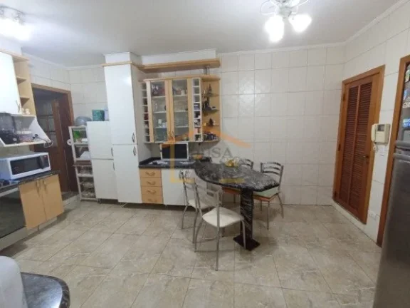 Imagem Sobrado em condomínio fechado, 3 dormitórios, sendo 3 suítes, sala para 2 ambientes, cozinha plan...