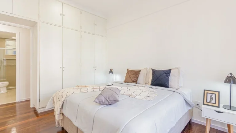 Imagem Apartamento 139M², 2Q, 1 Banheiro, 1 Vaga, Varanda, Armários.