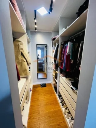 Imagem Casa em condomínio com 2 dormitórios, sendo 1 com closet, sala integrada à cozinha americana, esc...