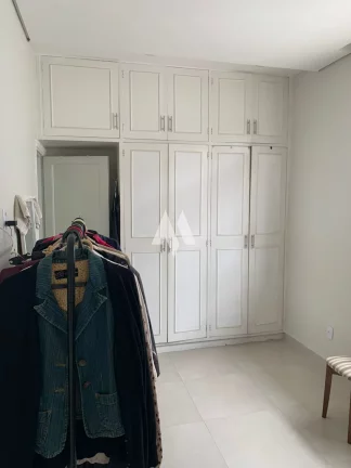 Imagem Sobrado 100% Reformado, 168m², 3 Dormitórios sendo 2 suítes , 2 vagas de garagem e no bairro do Boqueirão