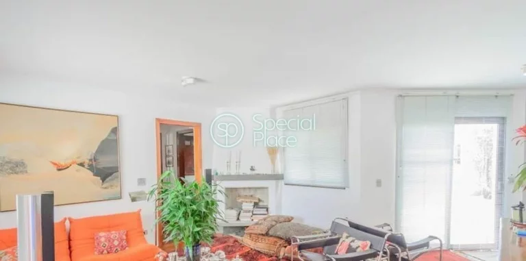 Imagem Cobertura super espaçosa com 432m2, 5 dormitórios ( 2 suítes ) e 4 vagas na garagem. No primeiro ...