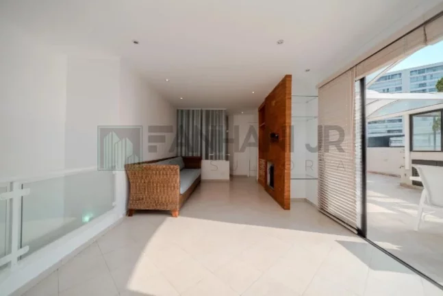 Imagem Cobertura duplex com piscina na Vila Nova Conceição: 3 quartos, 3 suítes, 3 salas, 5 banheiros, 4 vagas e 241m² de sofisticação em São Paulo-SP.