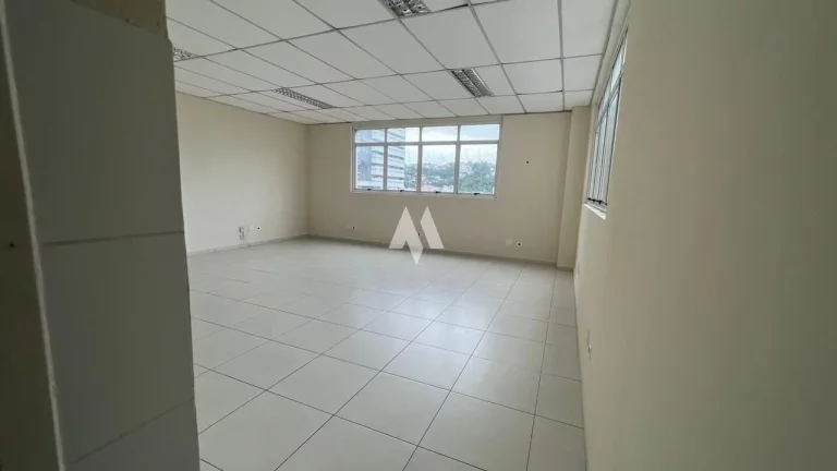 Imagem Sala Comercial para Locação com 1 Vaga e Segurança na Vila Mathias em Santos/SP