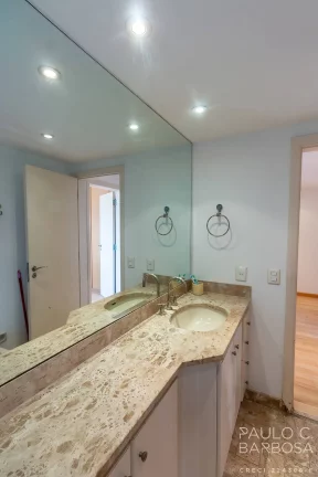Imagem Itaim Bibi - Rua Sem Saída - 3 Dormitórios (1 Suíte) - 3 Vagas - 240m²