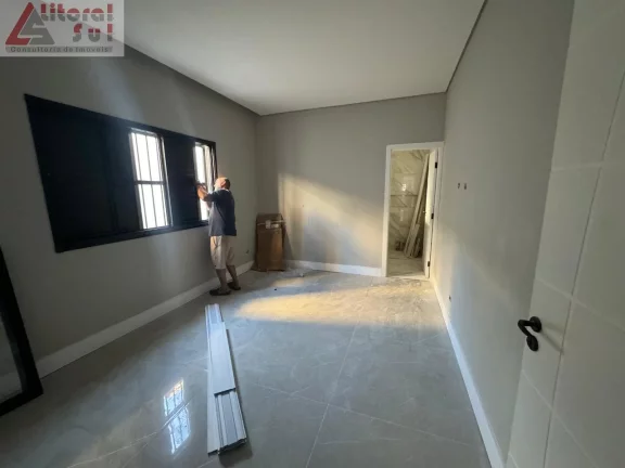 Imagem Casa à venda em Praia Grande-SP, bairro Aviação, 3 quartos, 1 suíte, 1 sala, 2 banheiros, 1 vaga, 175m²