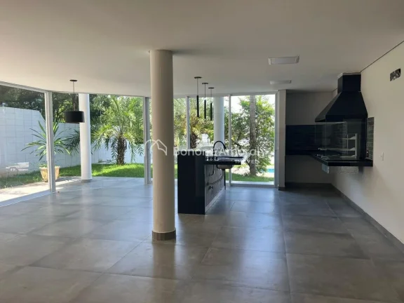 Imagem Linda casa de alto padrão, recém reformada! A residência possui living para vários ambientes, sa...