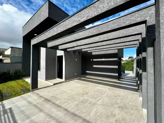 Imagem Casa semi mobiliada com 3 dormitórios sendo 1 suíte e 4 vagas de garagem em São José dos Pinhais