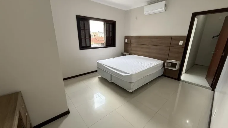 Imagem Casa a 120m do mar com 3 quartos (2 suítes), 209m² de área construída e 251m² de terreno, em Itacolomi, Balneário Piçarras - Adriano Carpes Imóveis vende!
