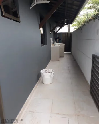Imagem Casa de Alto Padrão em Condomínio à Venda em Camaçari-BA - 3 quartos, 1 suíte, 2 salas, 1 banheiro, 4 vagas, 130,00 m².