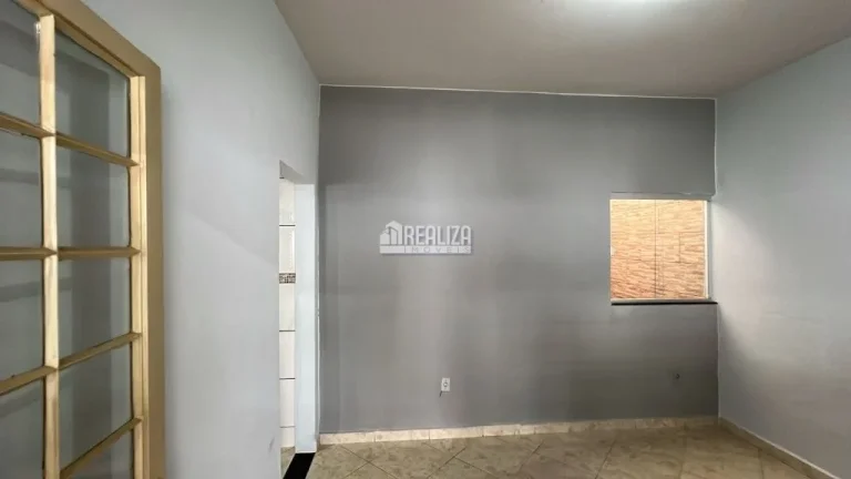 Imagem Casa para alugar no bairro Cidade Nova, Uberaba - 2 dormitórios, 1 suíte, 4 garagens