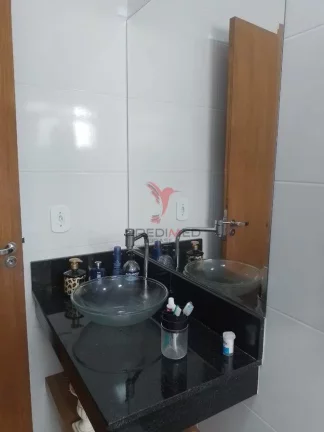 Imagem ...Oacute;timo apartamento com 2 quartos, um su...iacute;te, 01 banheiro social, cozinha, ...aacute;...
