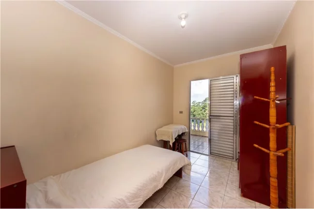 Imagem Encantadora Casa de 175m² com 4 Dormitórios e 2 Vagas na Garagem em Taipas, São Paulo