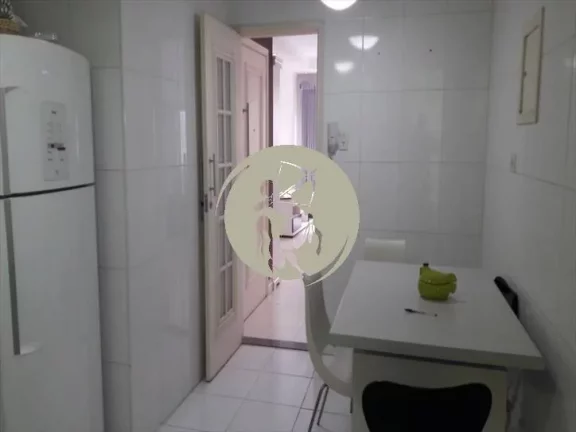 Imagem PARA INVESTIDORES! APARTAMENTO COM ELEVADOR, A 1 QUADRA DA PRAIA DO EMBARE. MUITO ABAIXO AO VALOR DE...