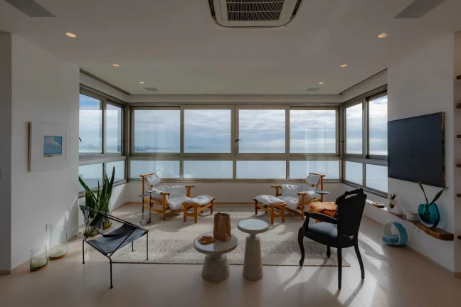 Imagem Apartamento mobiliado com 4 suítes e 5 vagas de garagem na Avenida Atlântica em Balneário Camboriú